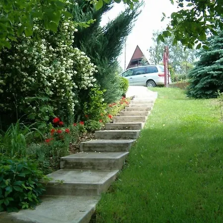 In Mit Garten Und Terrasse Holiday home Zebegeny